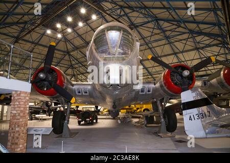 Boeing B17 Forteresse volante Seconde Guerre mondiale / Seconde Guerre mondiale / bombardier lourd de la Seconde Guerre mondiale avec nez et menton en plexiglas, exposé au RAF Royal Air Force Museum, Hendon Londres (117) Banque D'Images