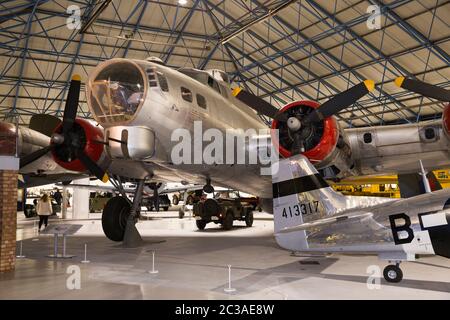 Boeing B17 Forteresse volante Seconde Guerre mondiale / Seconde Guerre mondiale / bombardier lourd de la Seconde Guerre mondiale avec nez et menton en plexiglas, exposé au RAF Royal Air Force Museum, Hendon Londres (117) Banque D'Images