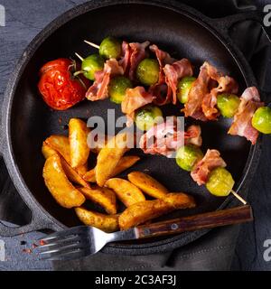 Choux de Bruxelles - Bacon - brochettes avec des widgets de pommes de terre Banque D'Images