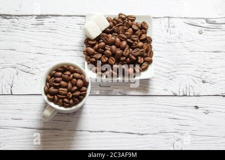 Grains de café et cubes de sucre pour la cuisson du petit déjeuner. CopySpace pour le texte Banque D'Images