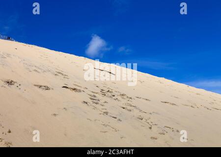 PYLA SUR mer, FRANCE - AOÛT 8 : personnes visitant la célèbre dune de Pyla, la plus haute dune de sable d'Europe, le 8 août 2012 à Pyla sur Mer, France. Banque D'Images