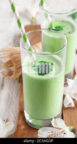 Matcha vert dans un grand verre de lait Banque D'Images