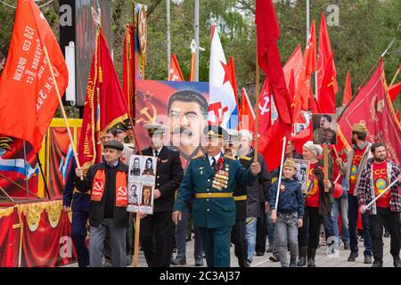 Anapa, Russie - 9 mai 2019 : des représentants du Parti communiste de Russie lors d'une procession festive en l'honneur du jour de la victoire Banque D'Images