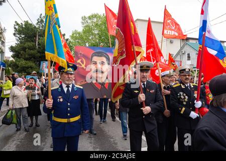 Anapa, Russie - 9 mai 2019 : les anciens combattants portent un portrait de Staline lors d'une célébration en l'honneur du jour de la victoire Banque D'Images