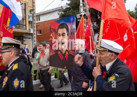 Anapa, Russie - 9 mai 2019 : des représentants du Parti communiste de Russie lors d'une procession festive en l'honneur du jour de la victoire Banque D'Images