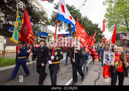 Anapa, Russie - 9 mai 2019 : les participants au défilé hurissent lors d'une procession festive en l'honneur du jour de la victoire dans UN Banque D'Images