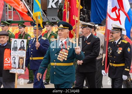 Anapa, Russie - 9 mai 2019 : un vétéran avec de nombreux ordres et médailles participe au défilé de victoire le 9 mai Banque D'Images