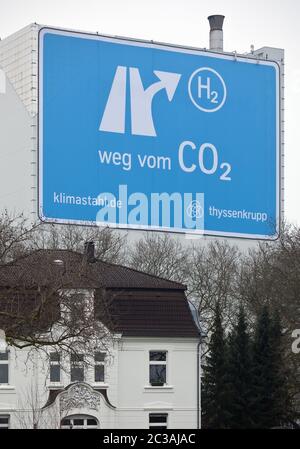 Grande affiche près de l'AUTOROUTE A 40, climat acier à l'usine ThyssenKrupp Steel Europe, Bochum Banque D'Images