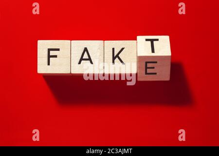 Fait ou faux, image de symbole, fausses nouvelles, faits alternatifs, Allemagne, Europe Banque D'Images