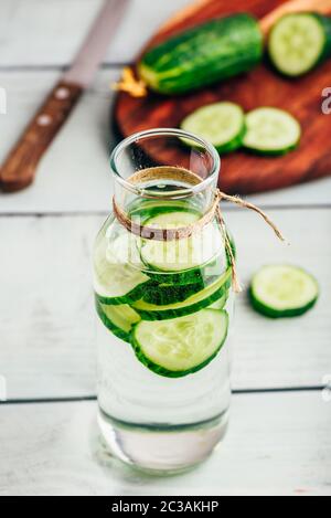 L'eau infusée avec des tranches de concombre dans le flacon en verre Banque D'Images