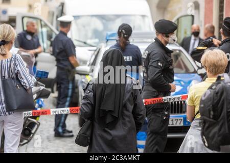 Ratisbonne, Allemagne. 19 juin 2020. Une sœur religieuse et de nombreux policiers se tiennent devant la maison de Georg Ratzinger, où vit le frère du pape à la retraite. Benoît XVI est revenu en Allemagne pour la première fois depuis sa démission il y a plus de sept ans. Crédit : Armin Weigel/dpa/Alay Live News Banque D'Images