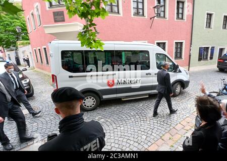 Ratisbonne, Allemagne. 19 juin 2020. Le pape émérites Benoît XVI, après avoir rendu visite à son frère malade, est pris en bus devant sa maison. Benoît XVI est revenu en Allemagne pour la première fois depuis sa démission il y a plus de sept ans. Crédit : Armin Weigel/dpa/Alay Live News Banque D'Images