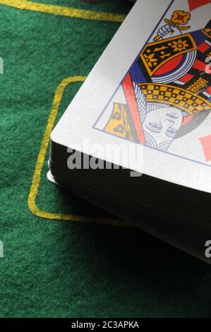 Jeu de cartes de poker sur table verte Banque D'Images