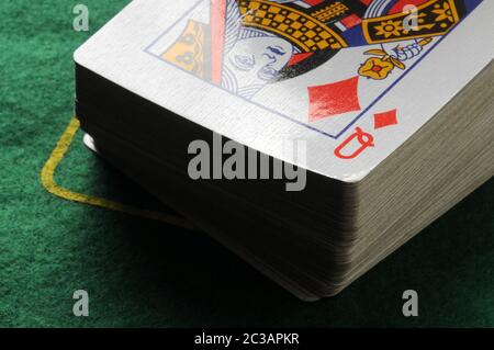 Jeu de cartes de poker sur table verte Banque D'Images