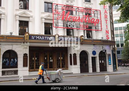 Un nettoyeur de rue passe devant le théâtre fermé St Martin's Lane, qui abrite le plus long jeu en continu au monde, le Mousetrap, dans le centre de Londres, tandis que les théâtres sont restés fermés pour des spectacles en raison de mesures de verrouillage du coronavirus. De nombreuses productions ont pris la décision de ne pas rouvrir avant 2021 et il est prévu que plusieurs mois de préparation pour les productions soient remontés et la confiance du public et les ventes d'avance à construire une fois les restrictions de distance sociale levées pour les salles. Banque D'Images