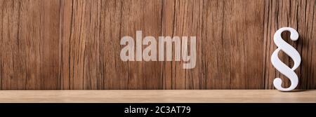 Symbole paragraphe blanc Leaning On Wooden Background Banque D'Images