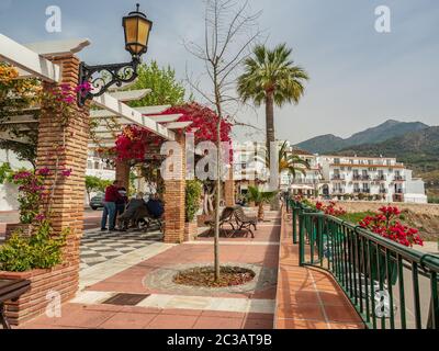 Maro Costa Del sol Espagne 17 avril 2019 rencontre des villageois locaux sous une pergola dans le centre du village de Maro Banque D'Images