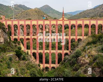 Historique, Eagle Aqueduct qui s'étend sur le ravin de Cazadores près de Nerja, costa del sol, Espagne Banque D'Images
