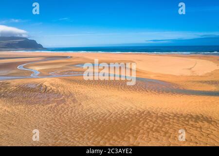 Vue aérienne de la plage de Raudasandur les fjords de l'ouest de l'Islande Banque D'Images