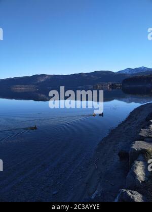 Une journée d'hiver ensoleillée à Walchensee Banque D'Images