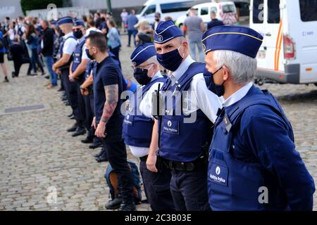 Bruxelles, Belgique. 19 juin 2020. Les policiers belges participent à une manifestation de violence contre la police et à un sentiment anti-policier perçu dans les médias devant le Palais de Justice. Crédit: ALEXANDROS MICHAILIDIS/Alay Live News Banque D'Images