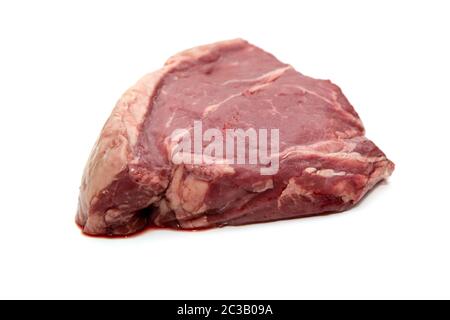 steak de 16oz épais coupé sur fond blanc de studio. Banque D'Images