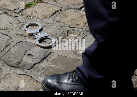 Bruxelles, Belgique. 19 juin 2020. Les menottes laissées sur le terrain par les policiers sont photographiées lors d'une manifestation de violence contre la police et d'un sentiment anti-policier perçu dans les médias. Crédit: ALEXANDROS MICHAILIDIS/Alay Live News Banque D'Images