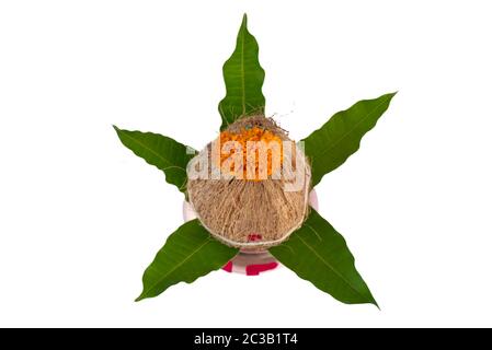 Kalash en cuivre avec des feuilles de coco et de mangue avec décor floral sur fond blanc. Essentielles à l'Hindu Puja. Banque D'Images