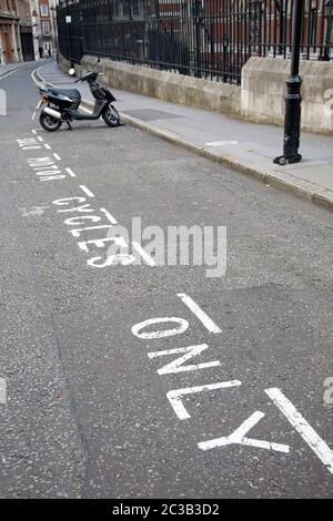 Une baie de stationnement London Bell Yard WC2 pour motos et scooters solo avec un seul scooter Banque D'Images