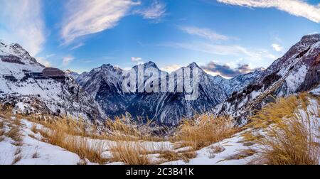 Vue depuis la périphérie du village des deux Alpes sur la chaîne de montagnes avec brouillard ou brouillard dans la vallée en contrebas. Coucher de soleil sur les alpes françaises, région Auvergne Rhône, France Banque D'Images