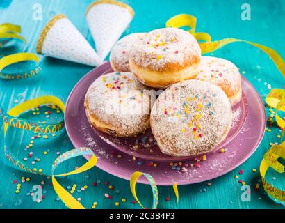 Beignets de sucre en poudre de carnaval - beignets de Berliner allemand, Krapfen rempli de confiture Banque D'Images