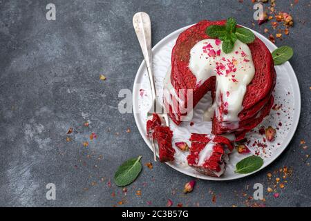 Crêpes en velours rouge avec sauce au fromage à la crème. Banque D'Images