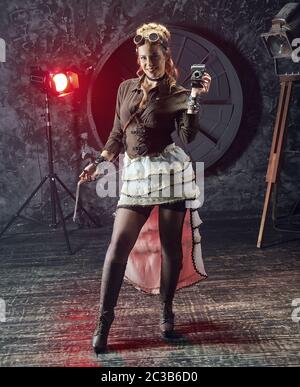 Belle steampunk fille dans des lunettes avec l'ancien appareil photo Banque D'Images