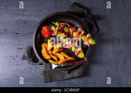 Choux de Bruxelles - Bacon - brochettes avec des widgets de pommes de terre Banque D'Images