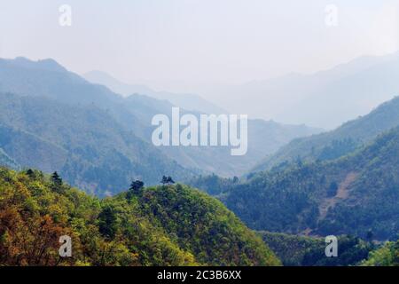 Corée du Nord. Paysages incroyables. Montagnes couvertes de brouillard au coucher du soleil Banque D'Images