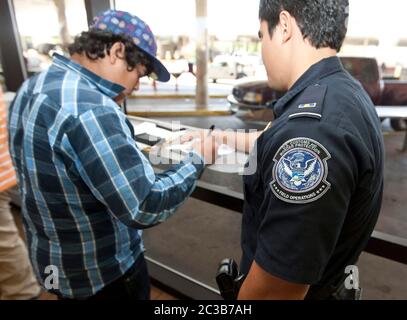 Laredo, Texas, États-Unis, 2012 : à un point de contrôle des douanes et de la protection des frontières des États-Unis, un citoyen mexicain remplit les formalités administratives avant d'être autorisé à voyager aux États-Unis. ©MKC / Daemmrich photos Banque D'Images