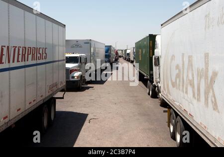 Laredo, Texas USA, 2012: Des milliers de camions par jour traversent le Mexique vers les États-Unis sur le pont du Commerce mondial, le plus grand port commercial le long de la frontière entre le Texas et le Mexique. À un poste des douanes et de la protection des frontières des États-Unis, au pont, une longue ligne de camions attend d'être recherchée pour trouver des drogues ou d'autres marchandises de contrebande cachées dans les véhicules avant d'être autorisée à passer aux États-Unis ©MKC / Daemmrich photos Banque D'Images