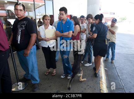 Laredo, Texas, États-Unis, 2012 : à un poste de contrôle des douanes et de la protection des frontières aux États-Unis, à la frontière entre les États-Unis et le Mexique, un groupe de citoyens mexicains pour la plupart se tient en file d'attente pour remplir les documents nécessaires pour se rendre aux États-Unis ©MKC / Daemmrich photos Banque D'Images