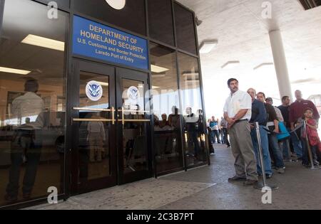 Laredo, Texas, États-Unis, 2012 : à un poste de contrôle des douanes et de la protection des frontières aux États-Unis, à la frontière entre les États-Unis et le Mexique, un groupe de citoyens mexicains pour la plupart se tient en file d'attente pour remplir les documents nécessaires pour se rendre aux États-Unis ©MKC / Daemmrich photos Banque D'Images