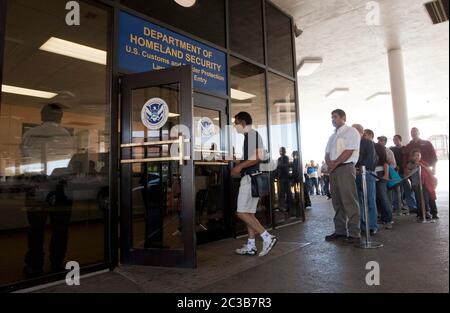 Laredo, Texas, États-Unis, 2012 : à un poste de contrôle des douanes et de la protection des frontières aux États-Unis, à la frontière entre les États-Unis et le Mexique, un groupe de citoyens mexicains pour la plupart se tient en file d'attente pour remplir les documents nécessaires pour se rendre aux États-Unis ©MKC / Daemmrich photos Banque D'Images