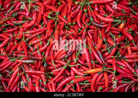 Red Hot Chilis à vendre stocké dans un grand arc rond en osier sur un marché de rue en Chine Banque D'Images
