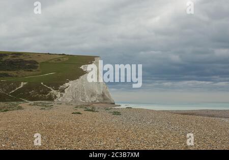 Plage et falaises à Cuckmere Haven dans le West Sussex, Angleterre Banque D'Images