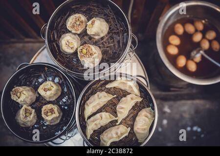 Délicieux boulettes chinoises traditionnelles cuites à la vapeur et remplies de viande de porc, préparées à la vapeur chaude, Chine Banque D'Images