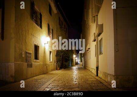 Ruelle dans la vieille ville historique de Porec en Croatie en fin de soirée Banque D'Images