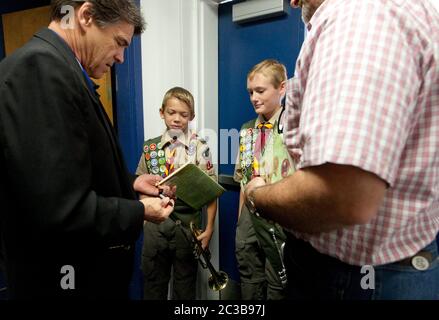 Dime Box Texas USA, 12 novembre 2012: Le gouverneur du Texas Rick Perry accueille des scouts en uniforme à la célébration de la fête des anciens combattants dans une école de la petite ville. ©MKC / Daemmrich photos Banque D'Images