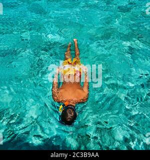 Homme plongée dans l'eau turquoise cristalline Banque D'Images
