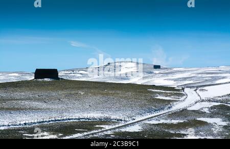 Ferme isolée en hiver. Cantal. Auvergne-Rhône-Alpes. France