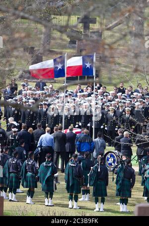 Austin Texas États-Unis, 12 février 2013 : deux drapeaux de l'État du Texas survolent le cercueil drapé par le drapeau de l'ancien SCEAU de la marine Chris Kyle pendant les funérailles de Kyle au cimetière de l'État du Texas. Kyle a servi quatre tournées de service en tant que tireur d'élite pendant la guerre d'Irak, puis a écrit un livre populaire sur ses expériences là-bas. Il a été tué par un autre vétéran de la guerre en Irak dans un champ d'armes à Glen Rose, Texas sur 2 février. ©Marjorie Kamys Cotera/Daemmrich Photographie Banque D'Images