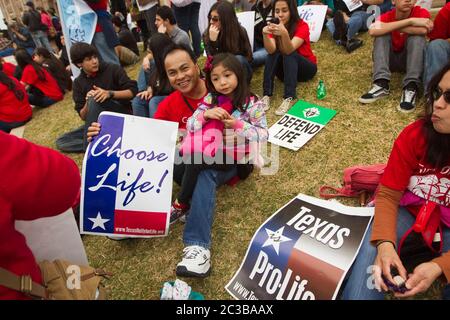 Austin Texas USA, mars 2013: Des militants pro-vie et anti-avortement assistent à un rassemblement au Capitole du Texas pendant la session législative. ©Marjorie Kamys Cotera/Daemmrich Photographie Banque D'Images