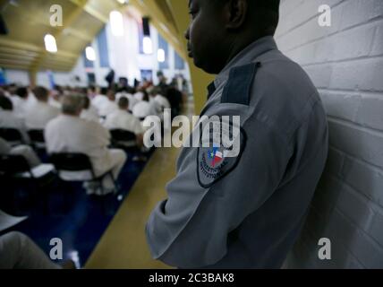 Rosharon Texas Etats-Unis, 25 août 2014: Garde masculine en uniforme surveille les détenus qui se présentent à un programme dans la chapelle de la prison de Darrington de haute sécurité ©Marjorie Kamys Cotera/Daemmrich Photographie Banque D'Images